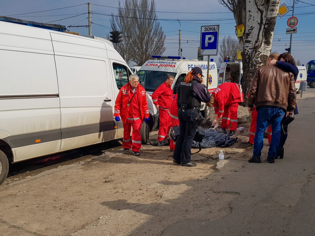 а протяжении получаса медики делали все для того, чтобы "запустить" сердце женщины, но спасти ее не удалось