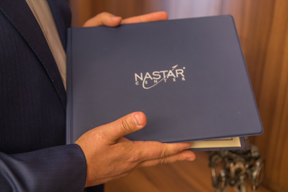 Папка из NASA - на почетном месте в кабинете