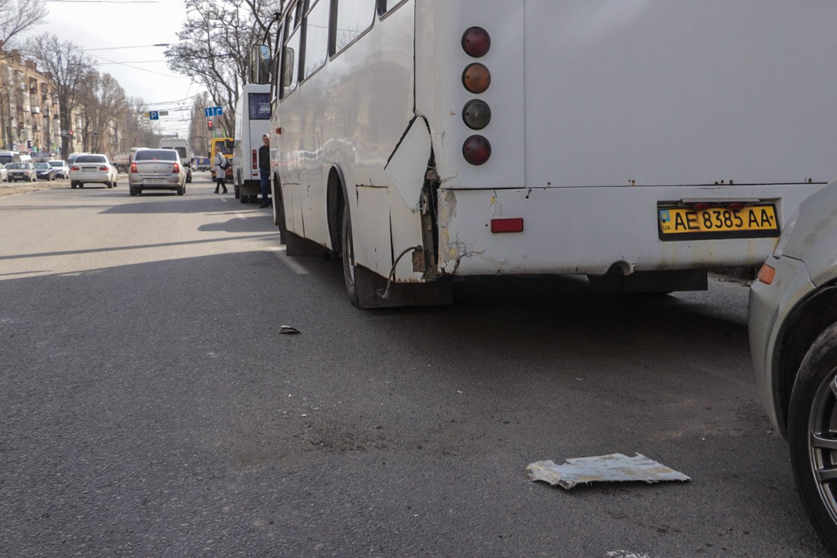 Автобус припарковался на обочине. Пассажиров в салоне не было Автобус припарковался на обочине. Пассажиров в салоне не было