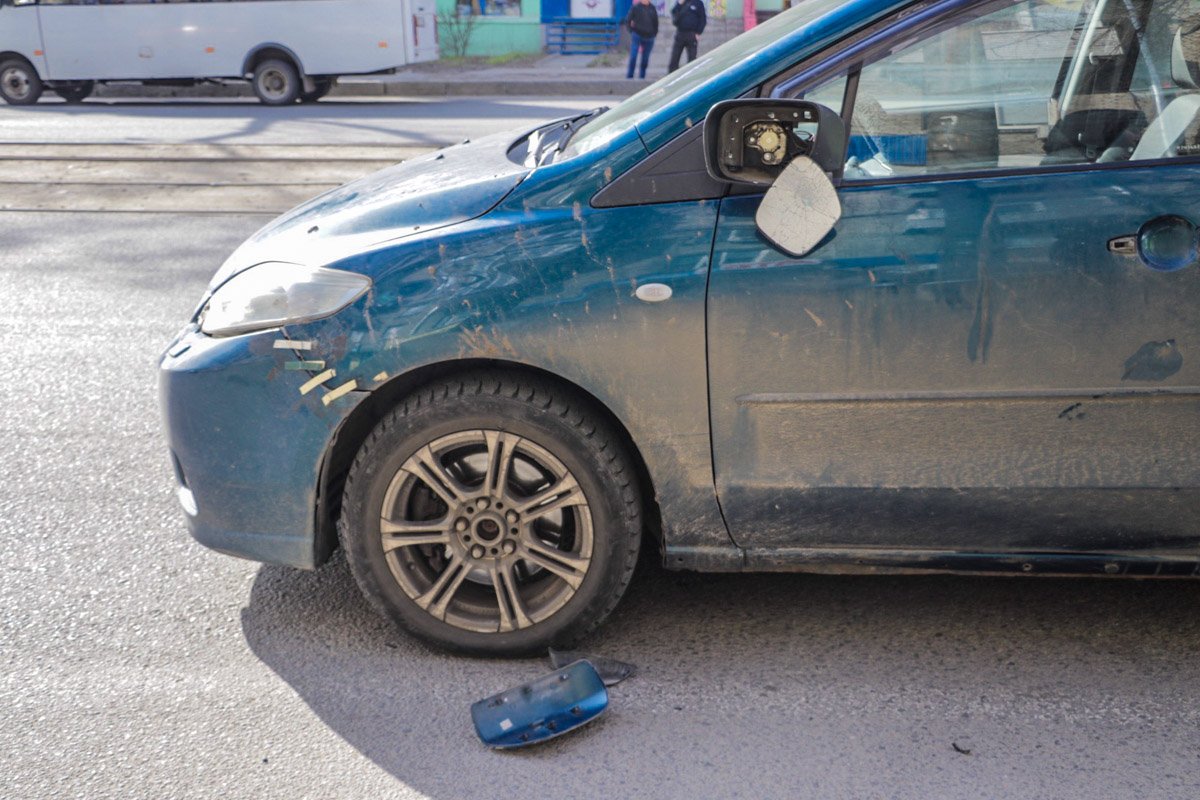 Уехать автомобилю с места аварии не дали прохожие и водители проезжающих мимо машин Уехать автомобилю с места аварии не дали прохожие и водители проезжающих мимо машин