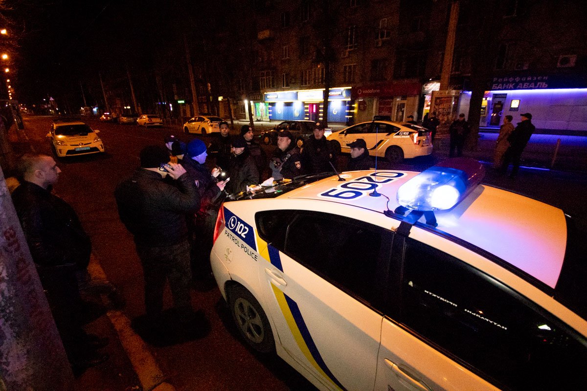 На Титова несколько молодых парней напали на автомобиль инкассаторов На Титова несколько молодых парней напали на автомобиль инкассаторов