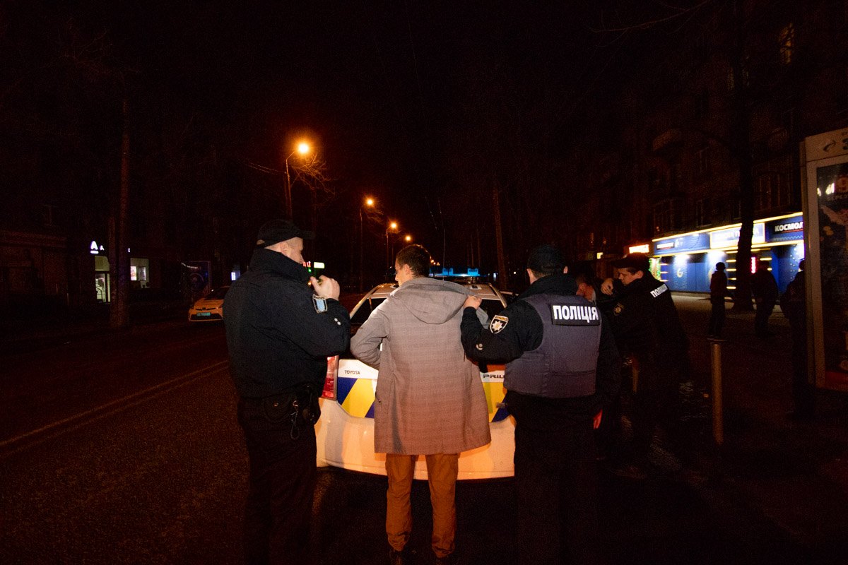 Когда инкассаторы уехали, парни отправились в круглосуточный магазин Когда инкассаторы уехали, парни отправились в круглосуточный магазин