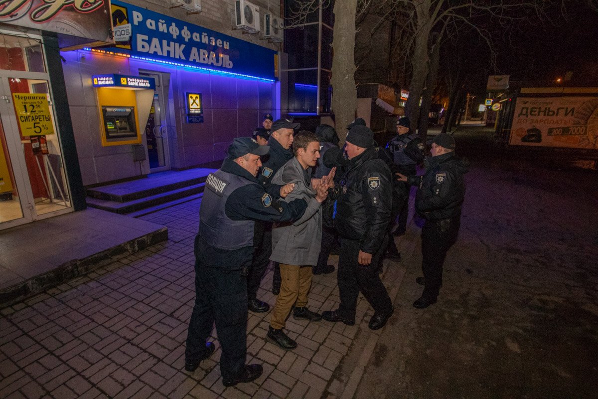 Парень утверждал, что инкассатор едва не сбил его и друзей Парень утверждал, что инкассатор едва не сбил его и друзей