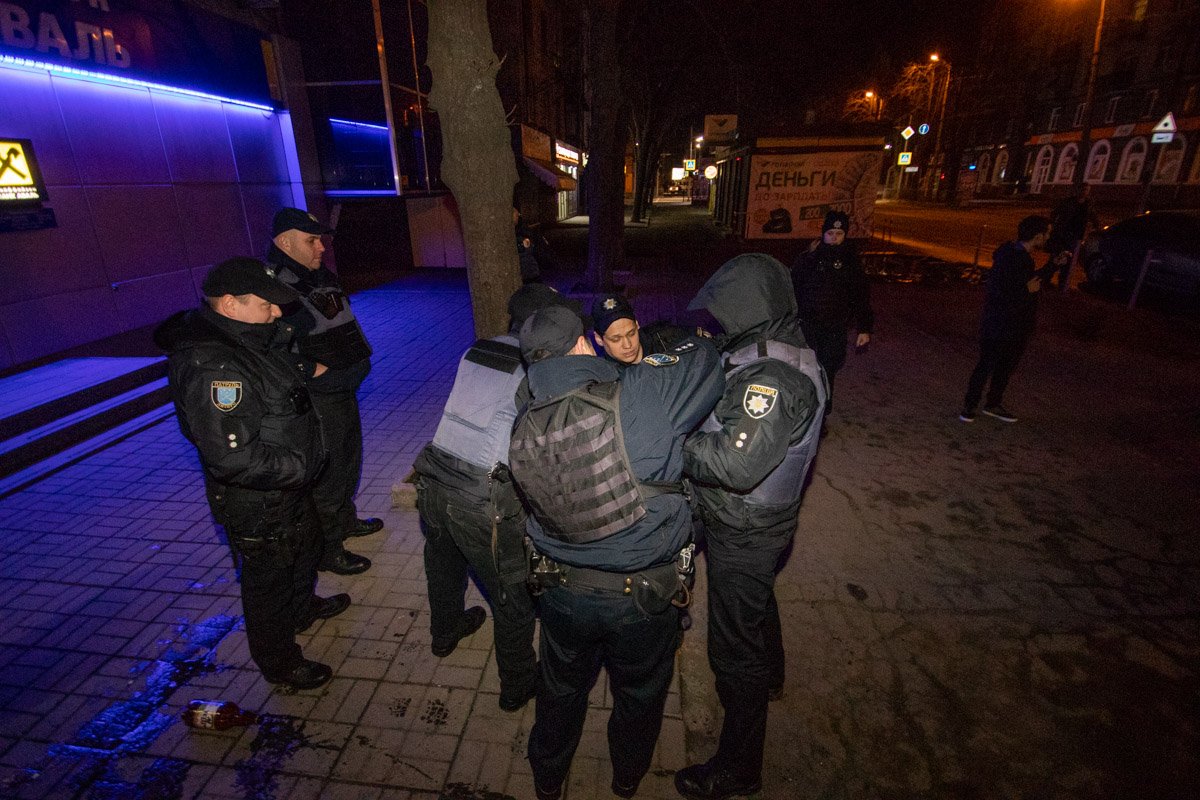 Задержанных парней доставили в райотдел Задержанных парней доставили в райотдел