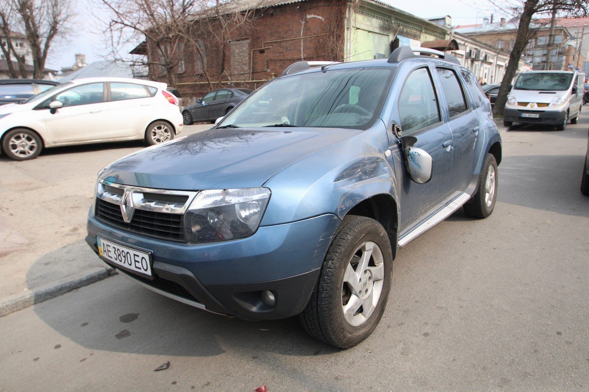 Пострадали припаркованные автомобили Пострадали припаркованные автомобили