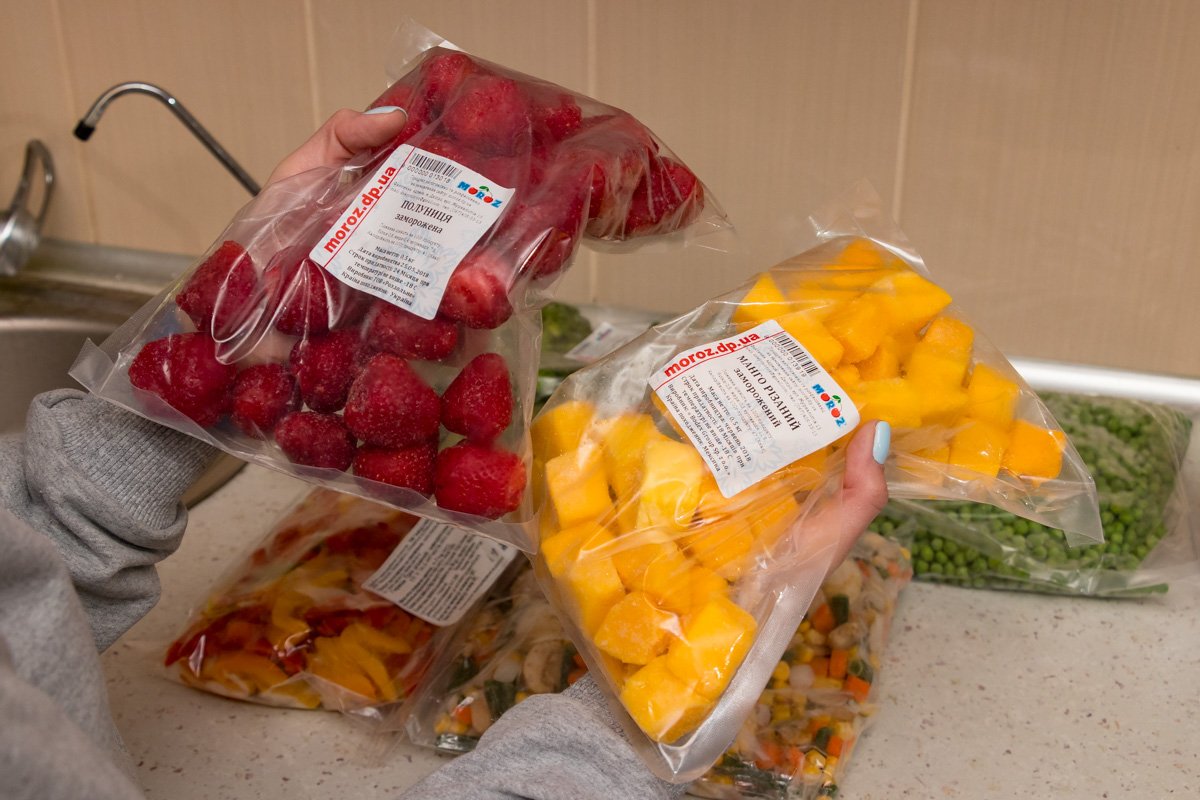 Замороженная клубничка и нарезанный кубиком манго Замороженная клубничка и нарезанный кубиком манго