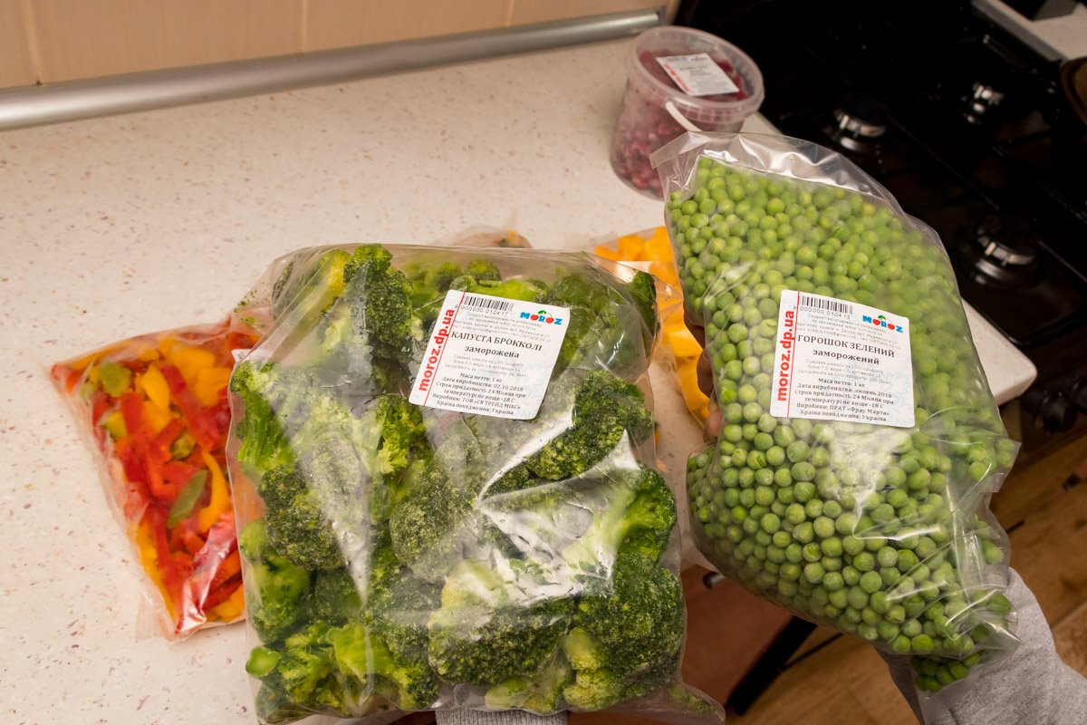 Целый килограмм брокколи и зеленого горошка Целый килограмм брокколи и зеленого горошка