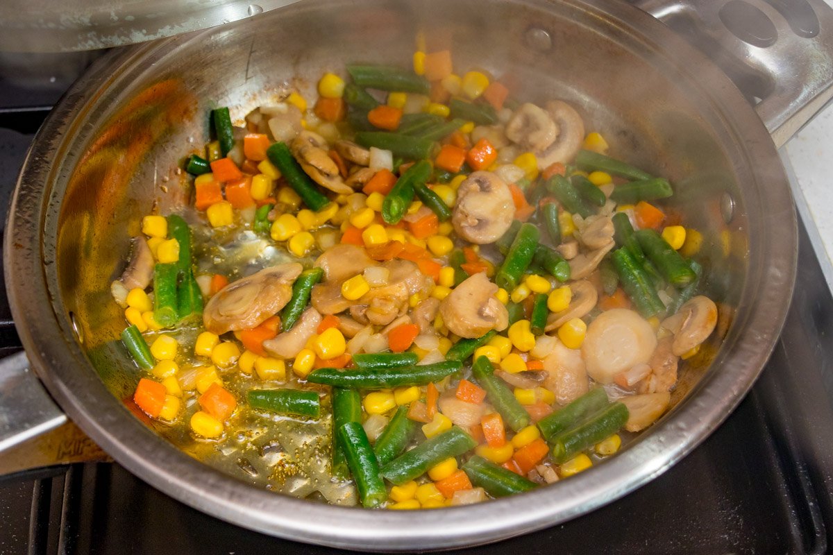 Чтобы узнать, не поменяли ли свой вкус овощи после заморозки, мы тут же приготовили лобио с грибами Чтобы узнать, не поменяли ли свой вкус овощи после заморозки, мы тут же приготовили лобио с грибами