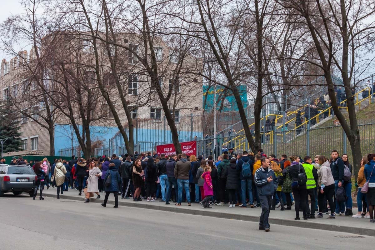 Задолго до начала концерта возле стадиона "Днепр-Арена" выстроились огромные очереди Задолго до начала концерта возле стадиона "Днепр-Арена" выстроились огромные очереди