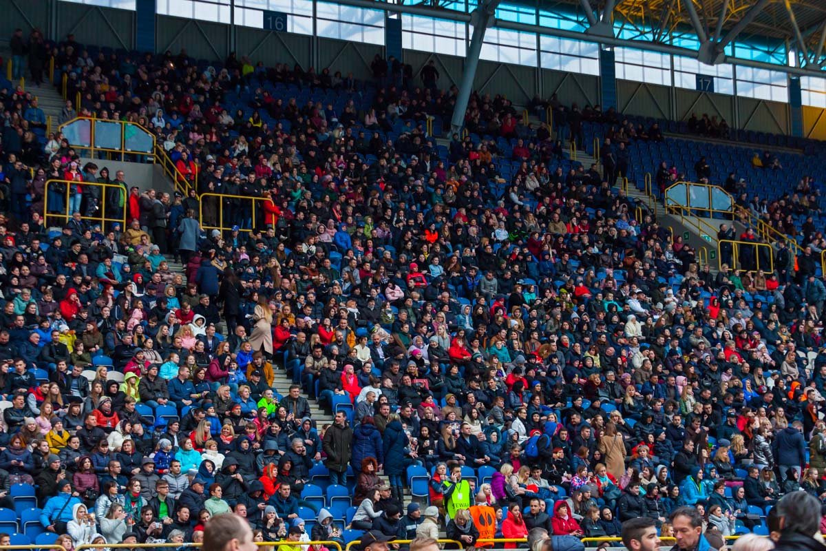 Как говориться, и яблочку упасть негде Как говориться, и яблочку упасть негде