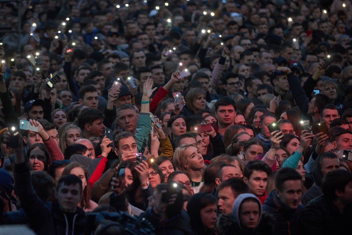 На концерте было очень много людей На концерте было очень много людей