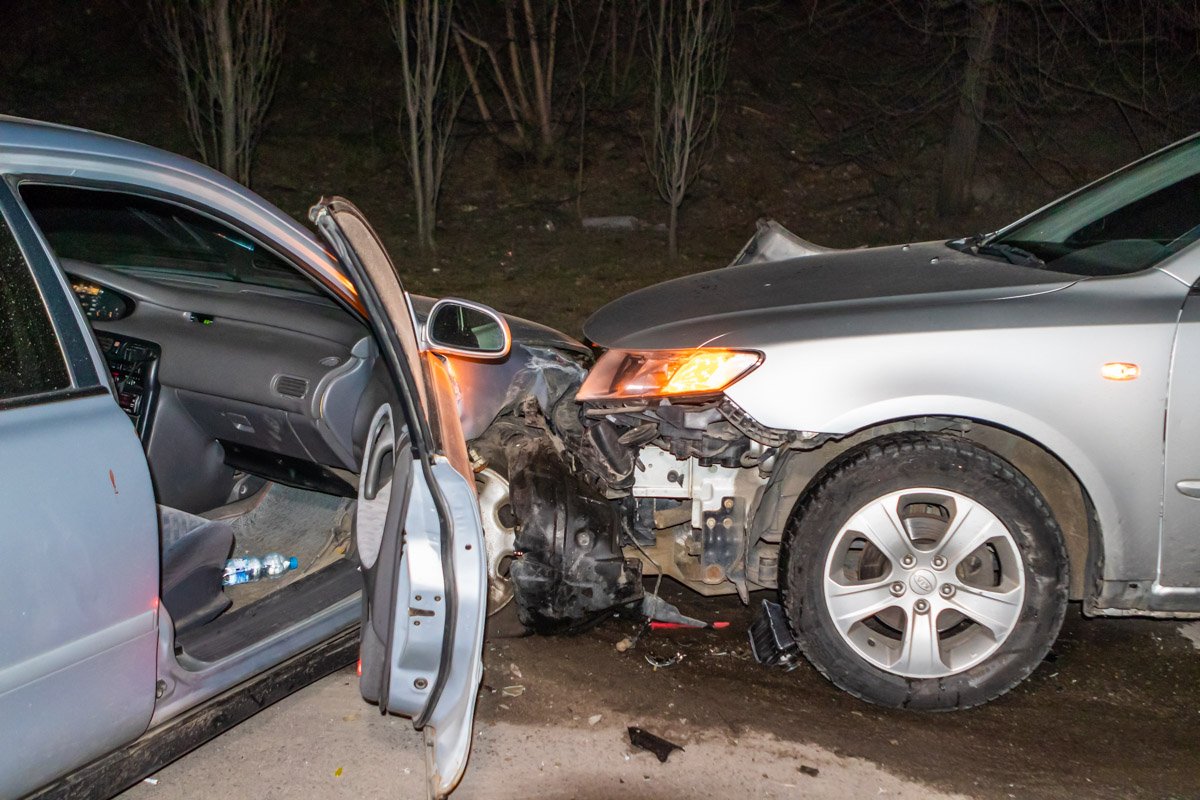 На Донецком шоссе столкнулись Mazda и Kia