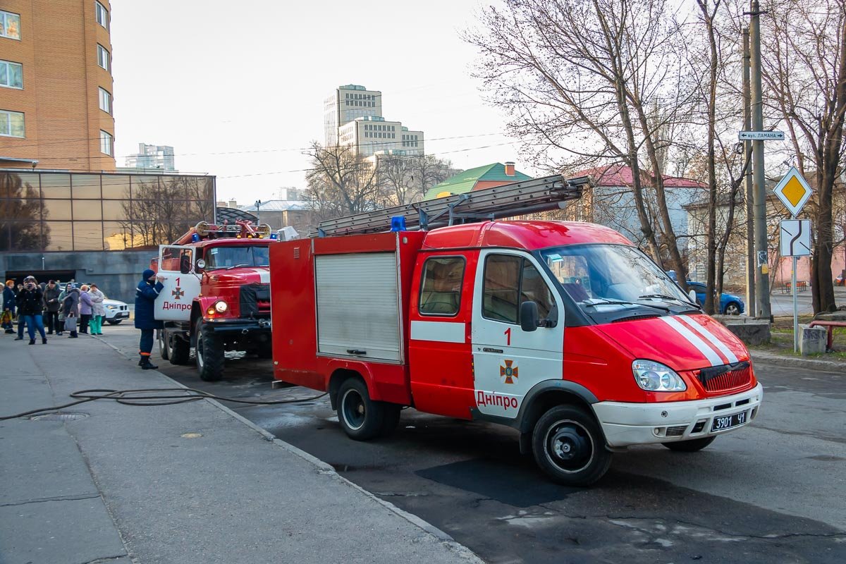 На месте работали три бригады спасателей