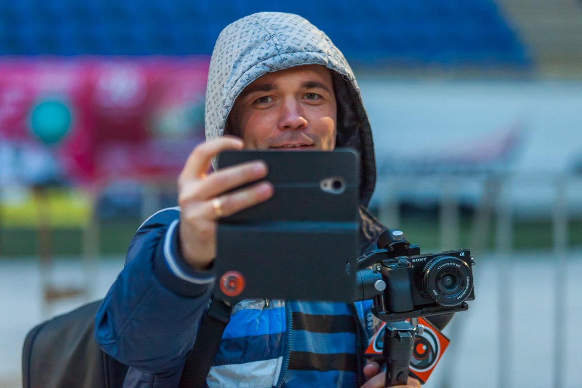 У него еще квадрокоптер в рюкзаке У него еще квадрокоптер в рюкзаке