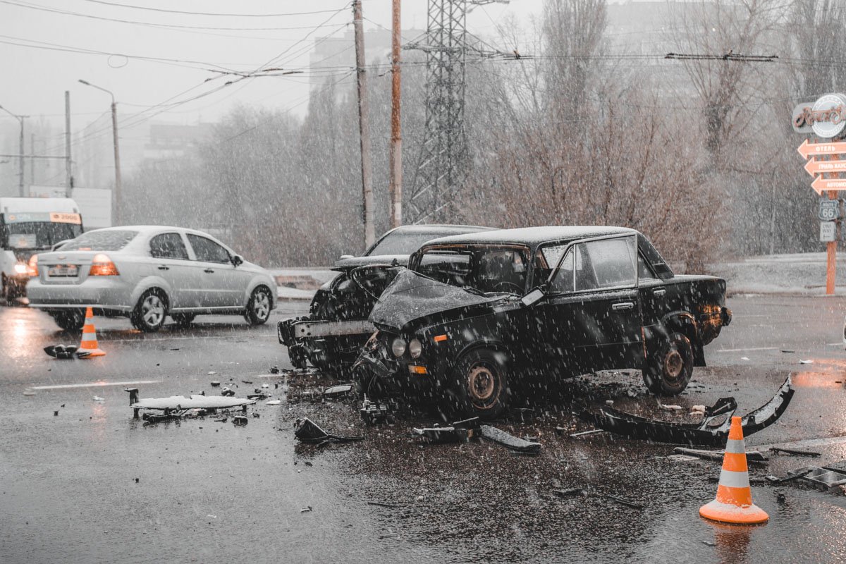 В Днепре на Запорожском шоссе столкнулись Lexus и ВАЗ В Днепре на Запорожском шоссе столкнулись Lexus и ВАЗ