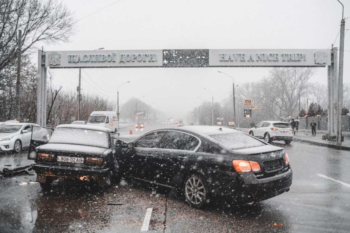 По предварительной информации, Lexus не уступил дорогу В Днепре на Запорожском шоссе столкнулись Lexus и ВАЗ: пострадали двое взрослых и двое детей 6