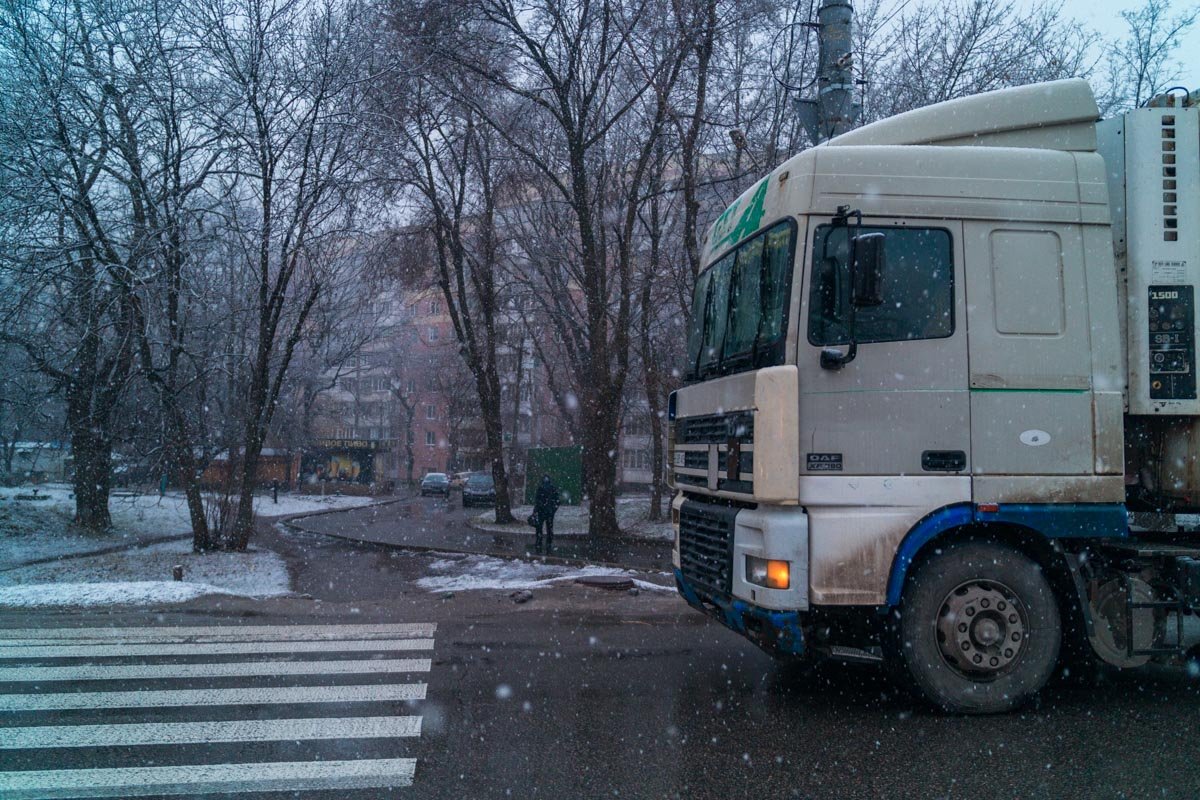 По предварительной информации, один из грузовиков притормозил перед пешеходным переходом, чтобы пропустить пешехода По предварительной информации, один из грузовиков притормозил перед пешеходным переходом, чтобы пропустить пешехода