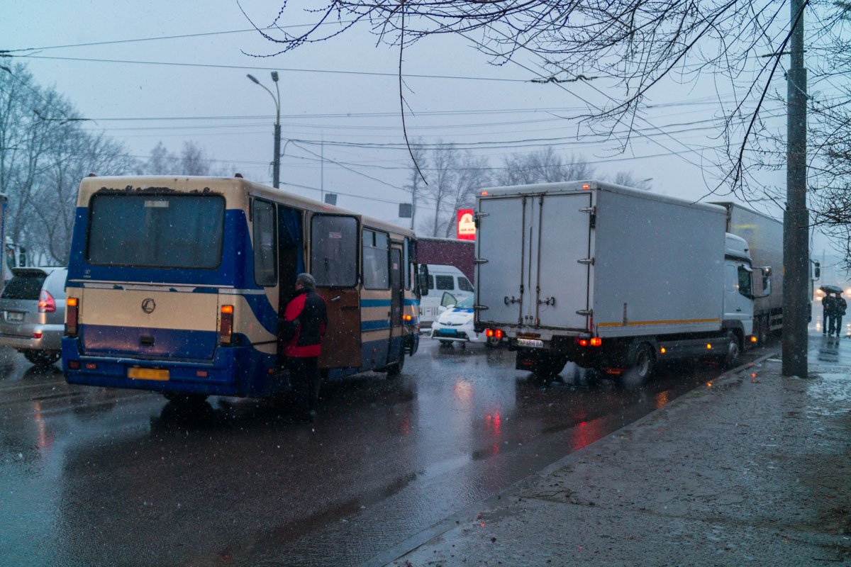 Едущий за ним второй грузовик резко затормозил, но не успел остановиться Едущий за ним второй грузовик резко затормозил, но не успел остановиться