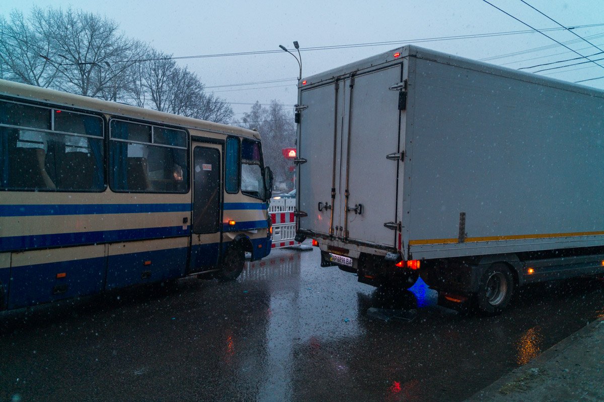 Водитель маршрутки пытался уйти влево от столкновения, но ему это не удалось Водитель маршрутки пытался уйти влево от столкновения, но ему это не удалось