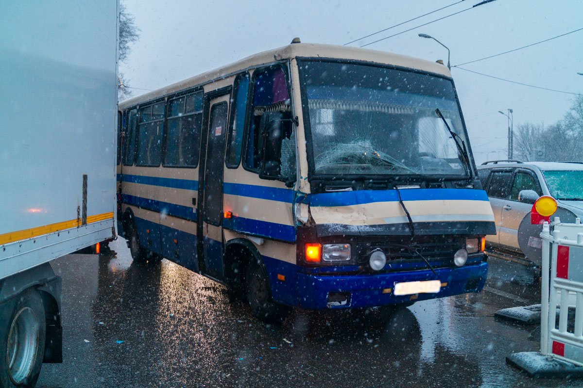 Всех пассажиров пересадили в другую маршрутку и они продолжили путь Всех пассажиров пересадили в другую маршрутку и они продолжили путь