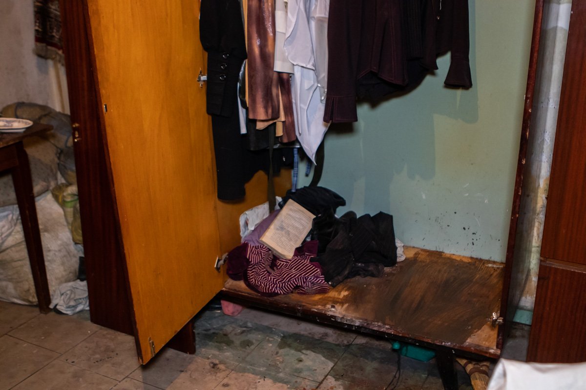 По словам местных жителей, подобный инцидент в этой квартире произошел не впервые