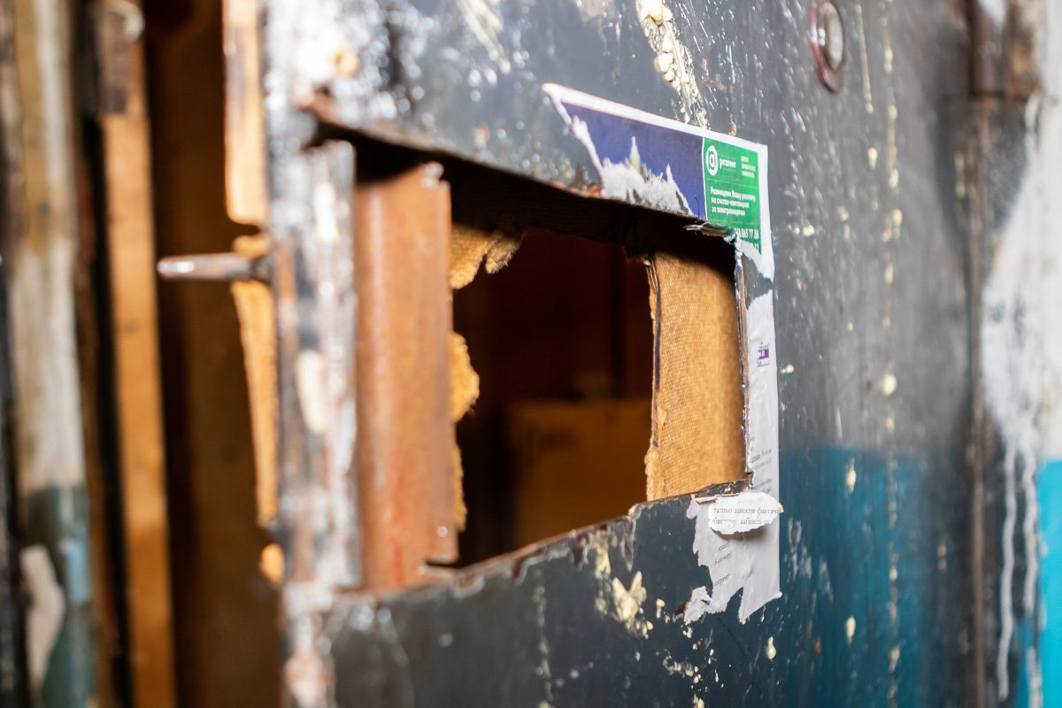 Спасателям пришлось выломать замок, чтобы попасть в помещение