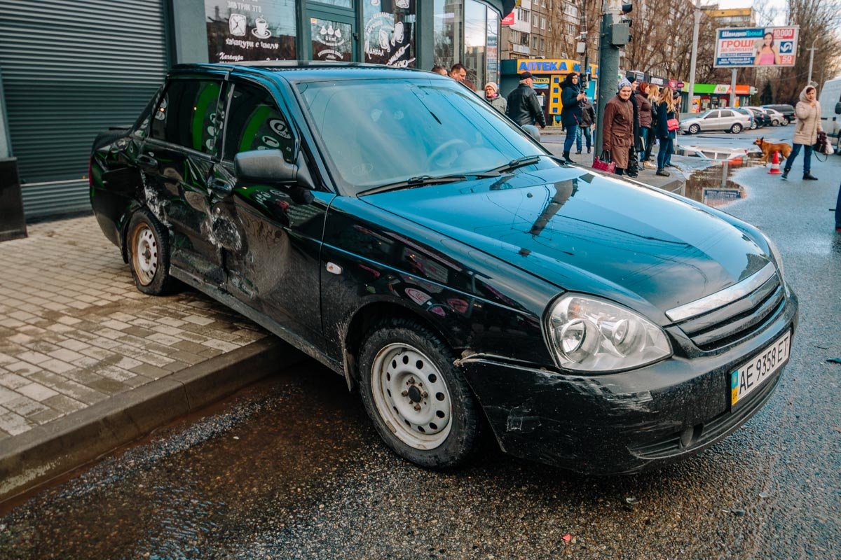 Авария произошла на перекрестке Калиновой и Образцова Авария произошла на перекрестке Калиновой и Образцова
