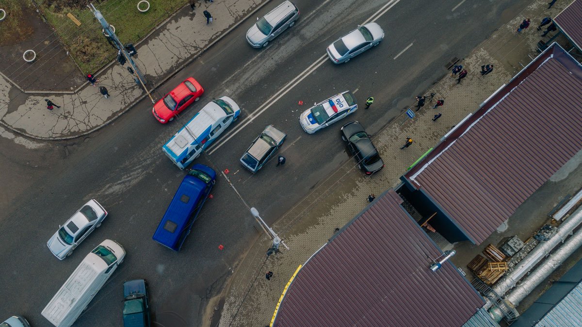 Две полосы в сторону Янтарной заняты автомобилями Две полосы в сторону Янтарной заняты автомобилями