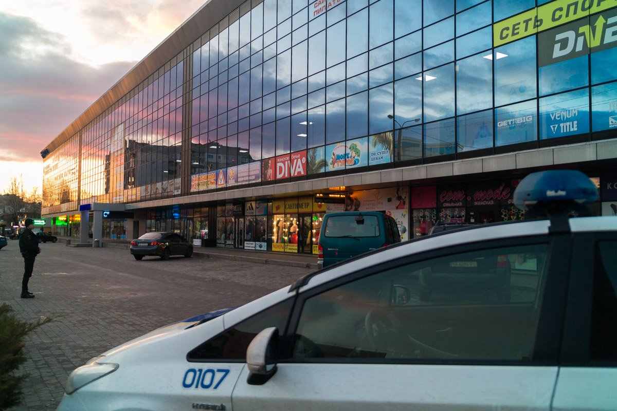 В стеклах ТЦ отражался невероятный закат  В стеклах ТЦ отражался невероятный закат