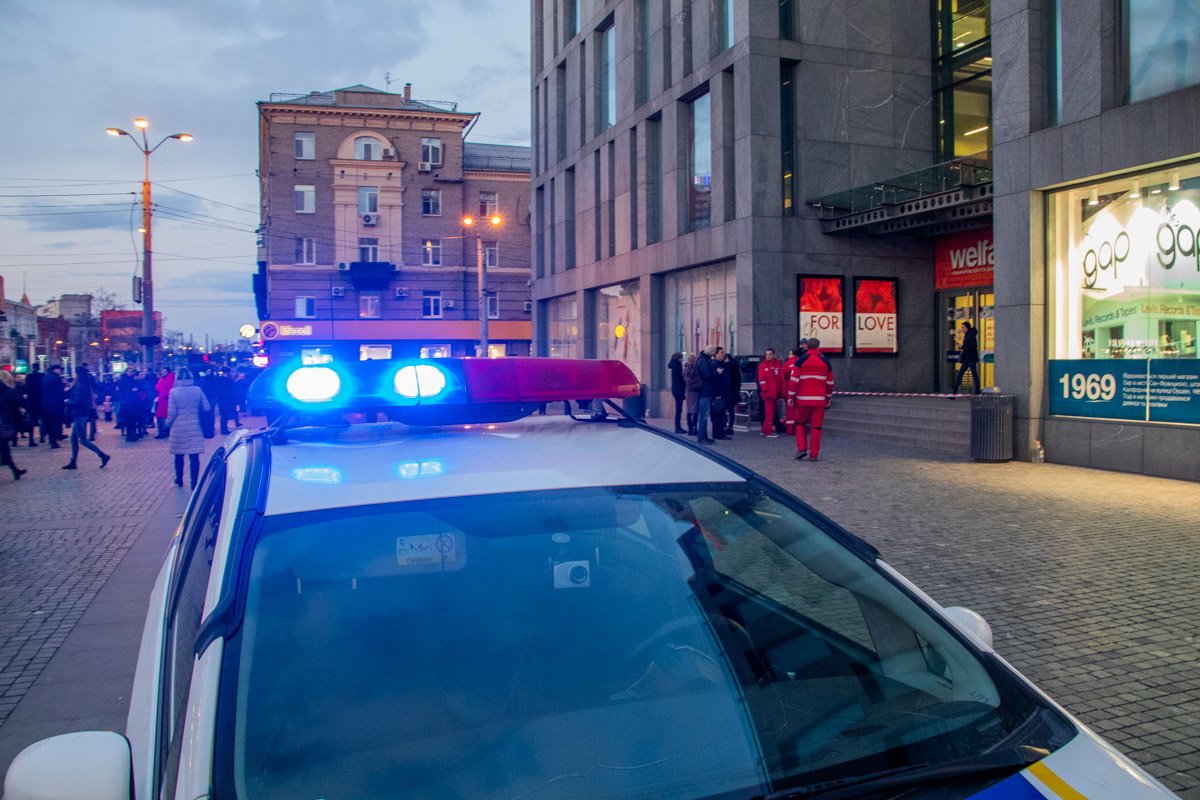 Территорию перед торговым центров оградили сигнальными лентами