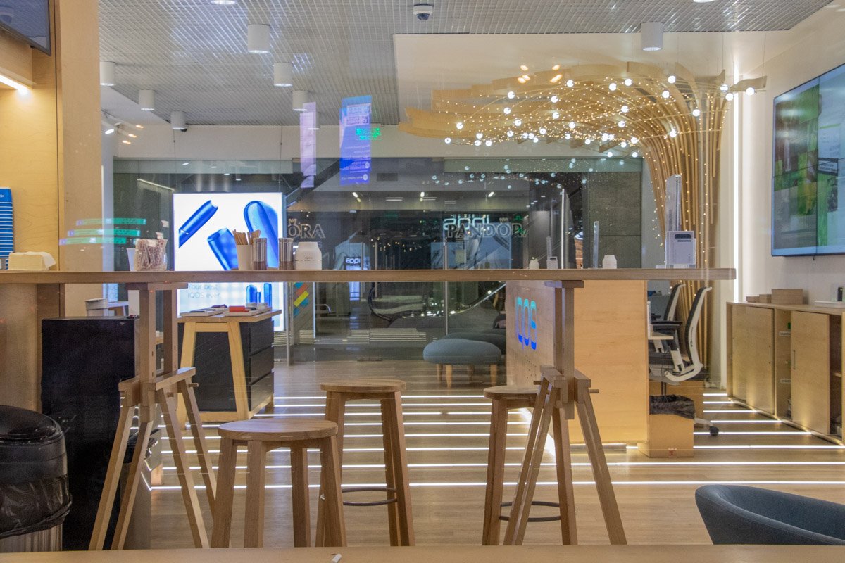 Все посетителей и сотрудников магазинов эвакуировали