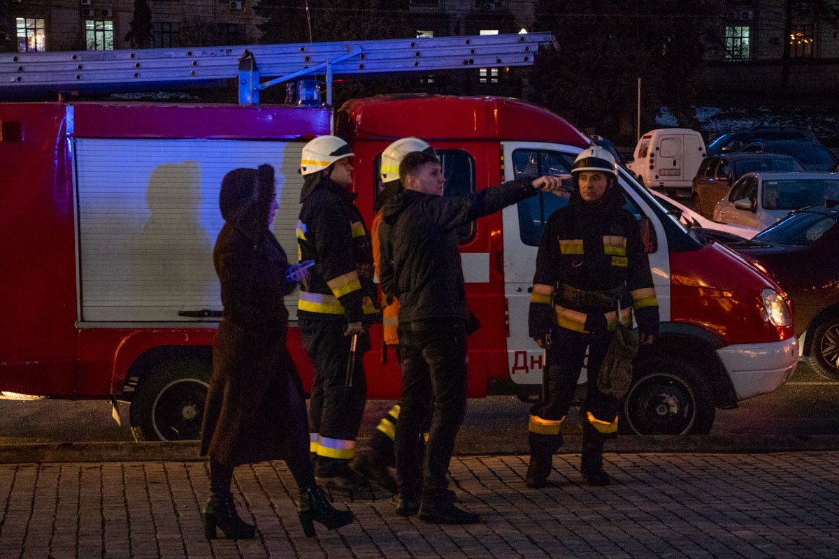 В данный момент в помещении ведутся обыски