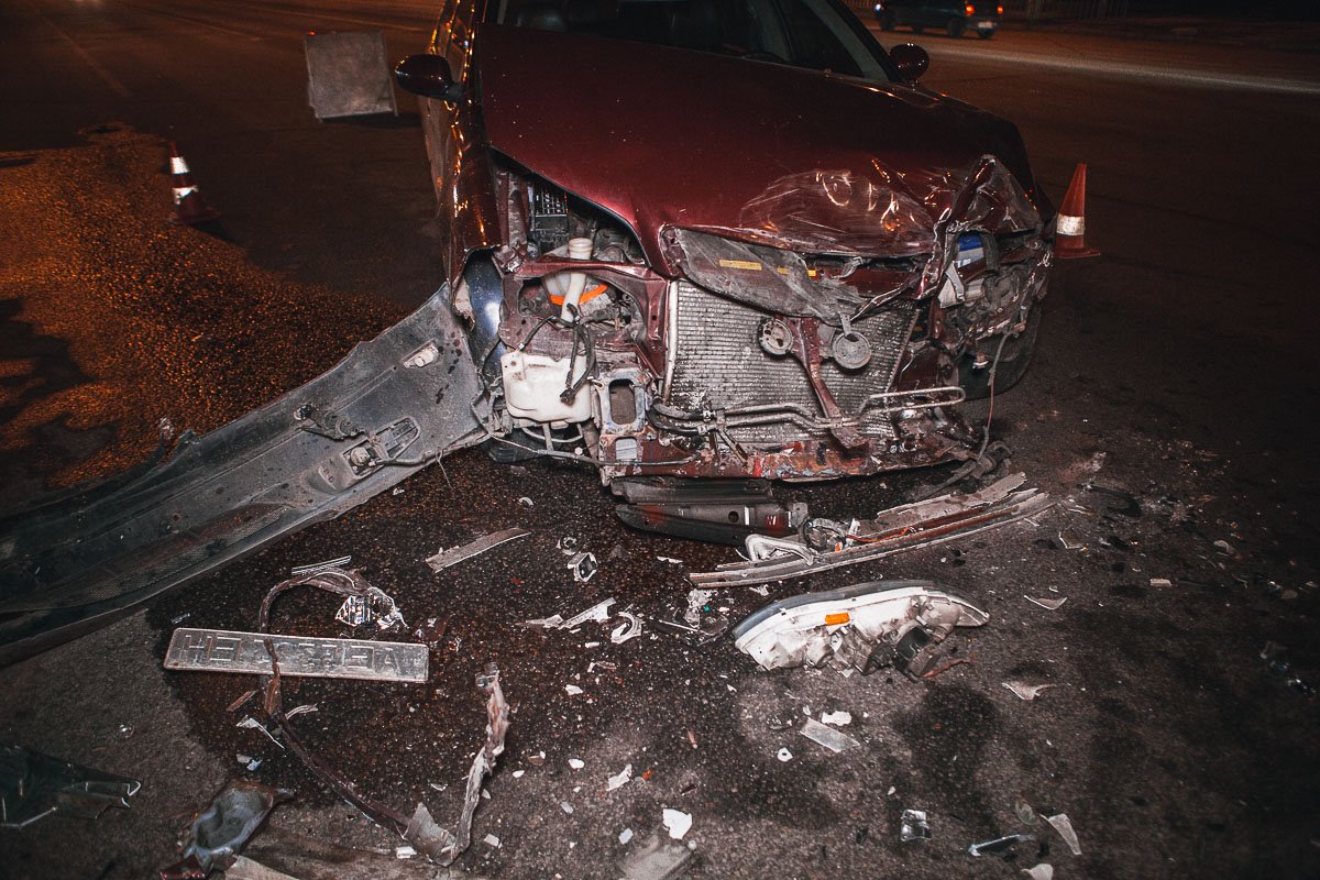 В Днепре на Слобожанском столкнулись Nissan и фура В Днепре на Слобожанском столкнулись Nissan и фура