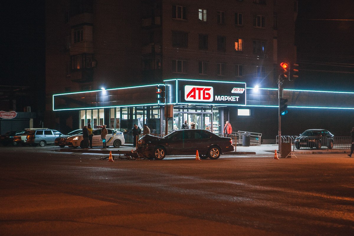 По словам сотрудников патрульной полиции, Nissan двигался по проспекту Слобожанскому в сторону центра По словам сотрудников патрульной полиции, Nissan двигался по проспекту Слобожанскому в сторону центра