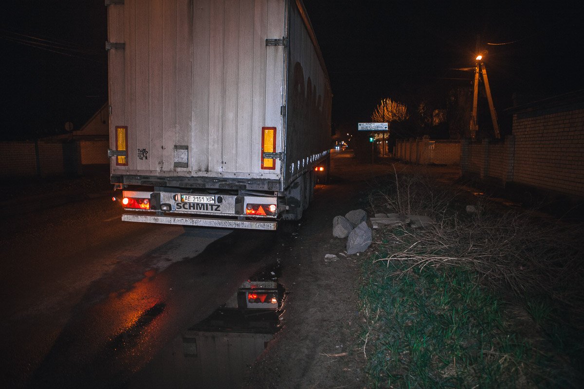 В этот момент проспект пересекала фура В этот момент проспект пересекала фура