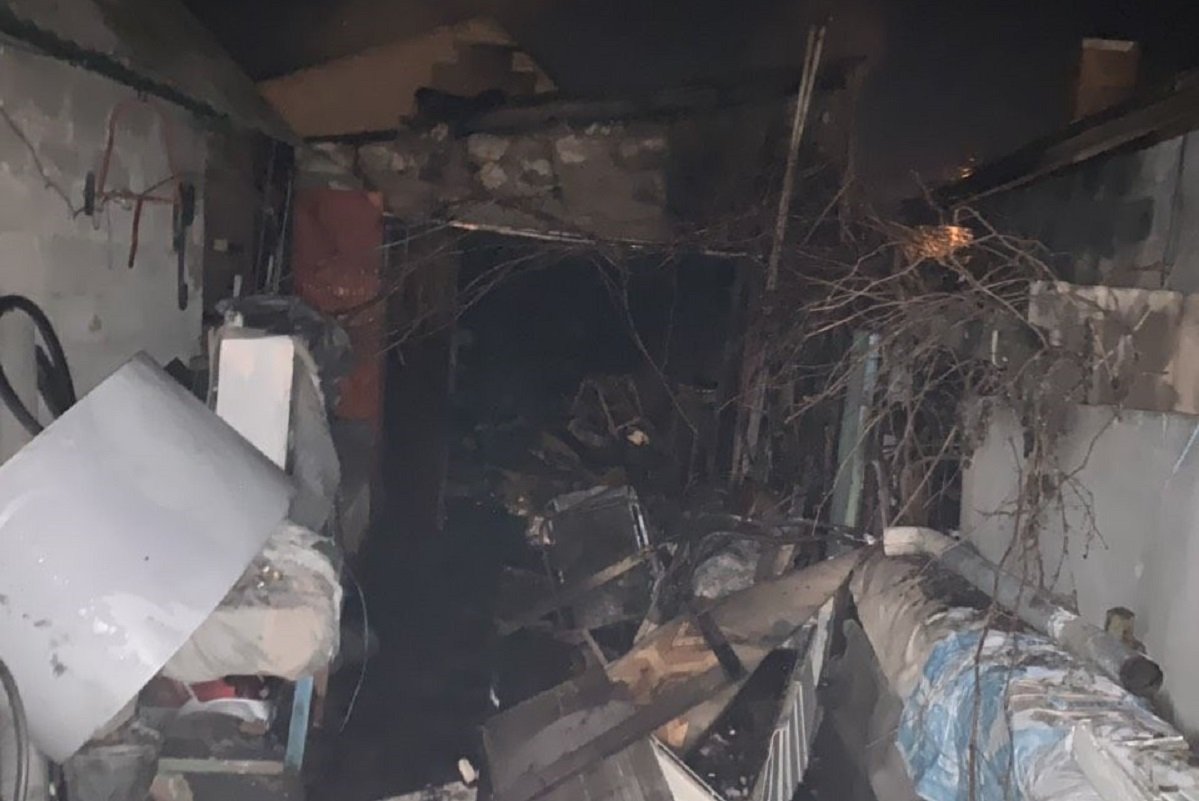 В Днепре на улице Гали Мазуренко горел гараж В Днепре на улице Гали Мазуренко горел гараж