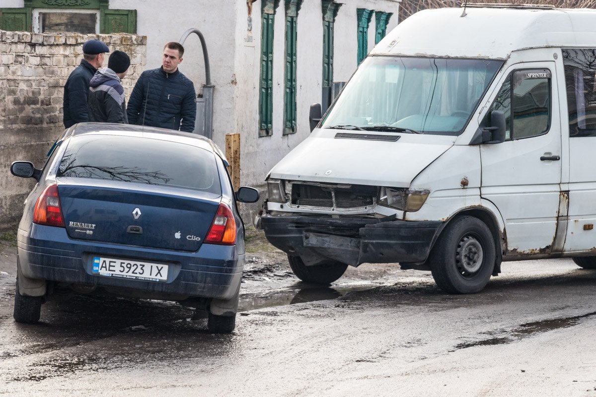 Столкнулись два Renault и две маршрутки № 141 Столкнулись два Renault и две маршрутки № 141