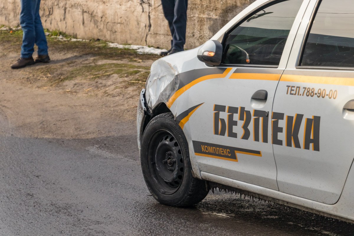 Движение транспорта на этом участке дороги затруднено Движение транспорта на этом участке дороги затруднено