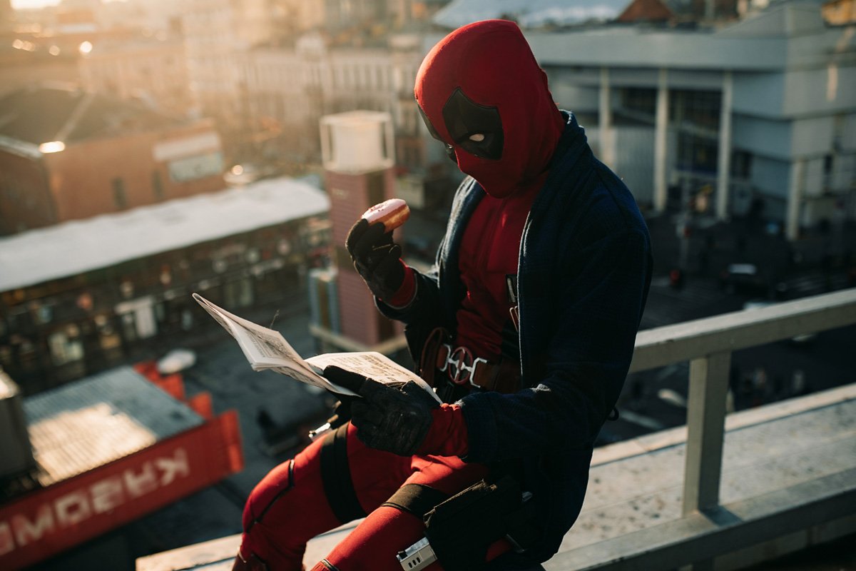 Сидеть на краю, есть пончик и думать о нем...