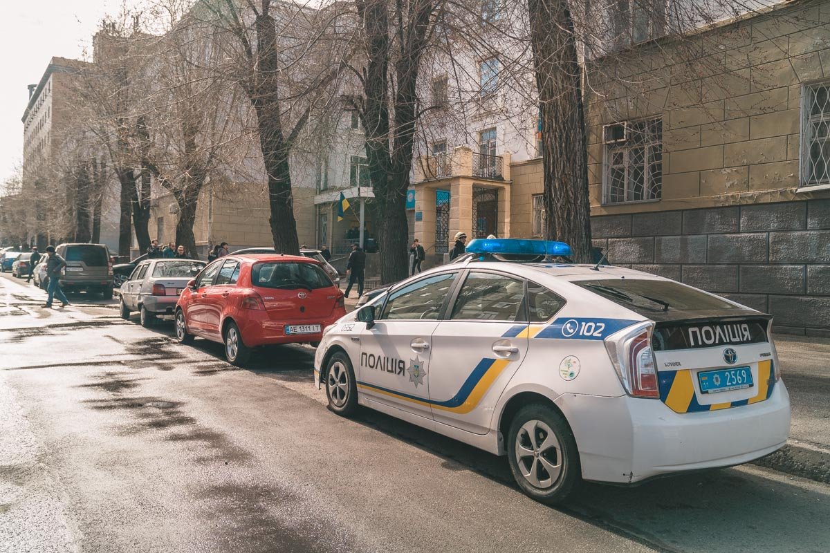 Полицейские оградили территорию перед судом сигнальными лентами Полицейские оградили территорию перед судом сигнальными лентами