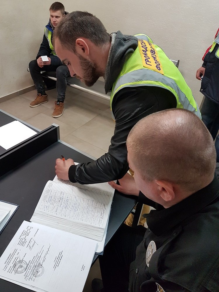 В Днепре на Тополе появились патрули "дружинников" из формирования "Безпечне життя" 1