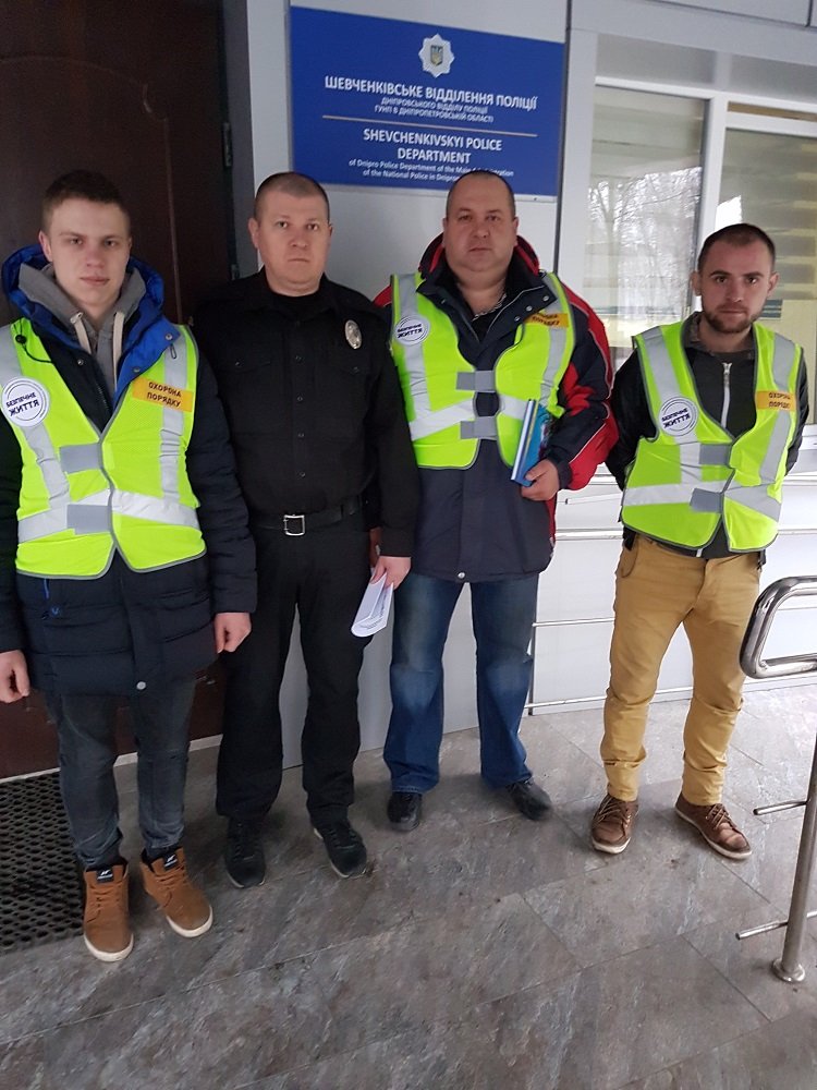 В Днепре на Тополе появились патрули "дружинников" из формирования "Безпечне життя" 2