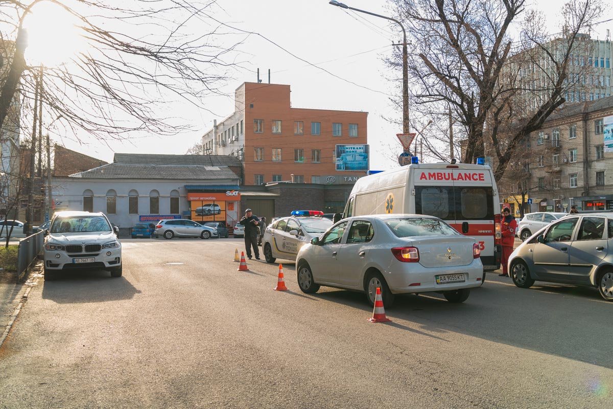 На Успенской площади Renault протаранил автомобиль скорой На Успенской площади Renault протаранил автомобиль скорой