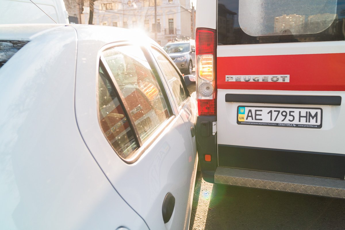 Из-за аварии медикам пришлось вызвать другую бригаду врачей, чтобы они госпитализировали пациента Из-за аварии медикам пришлось вызвать другую бригаду врачей, чтобы они госпитализировали пациента