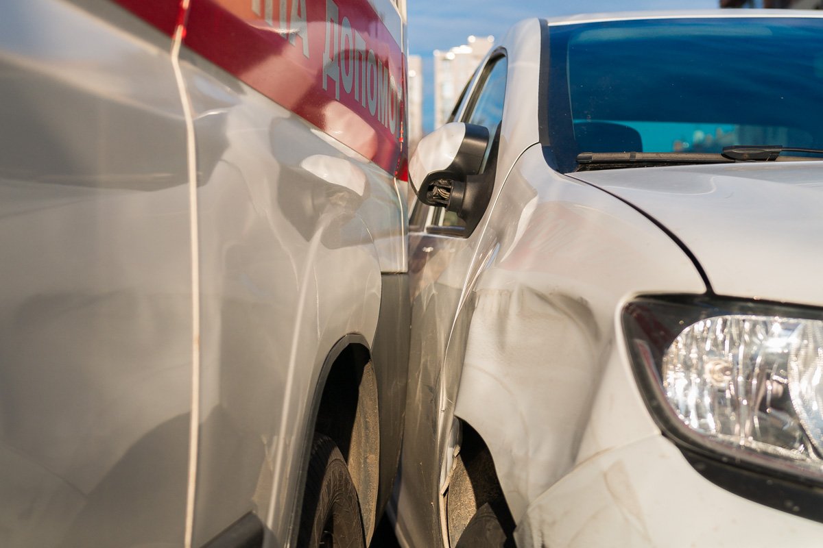 Водитель Renault не учла габариты авто и протаранила скорую Водитель Renault не учла габариты авто и протаранила скорую