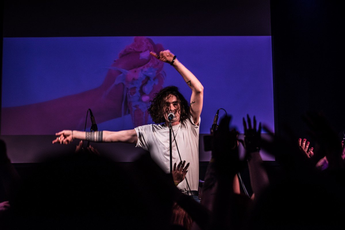 Отдавал энергию залу