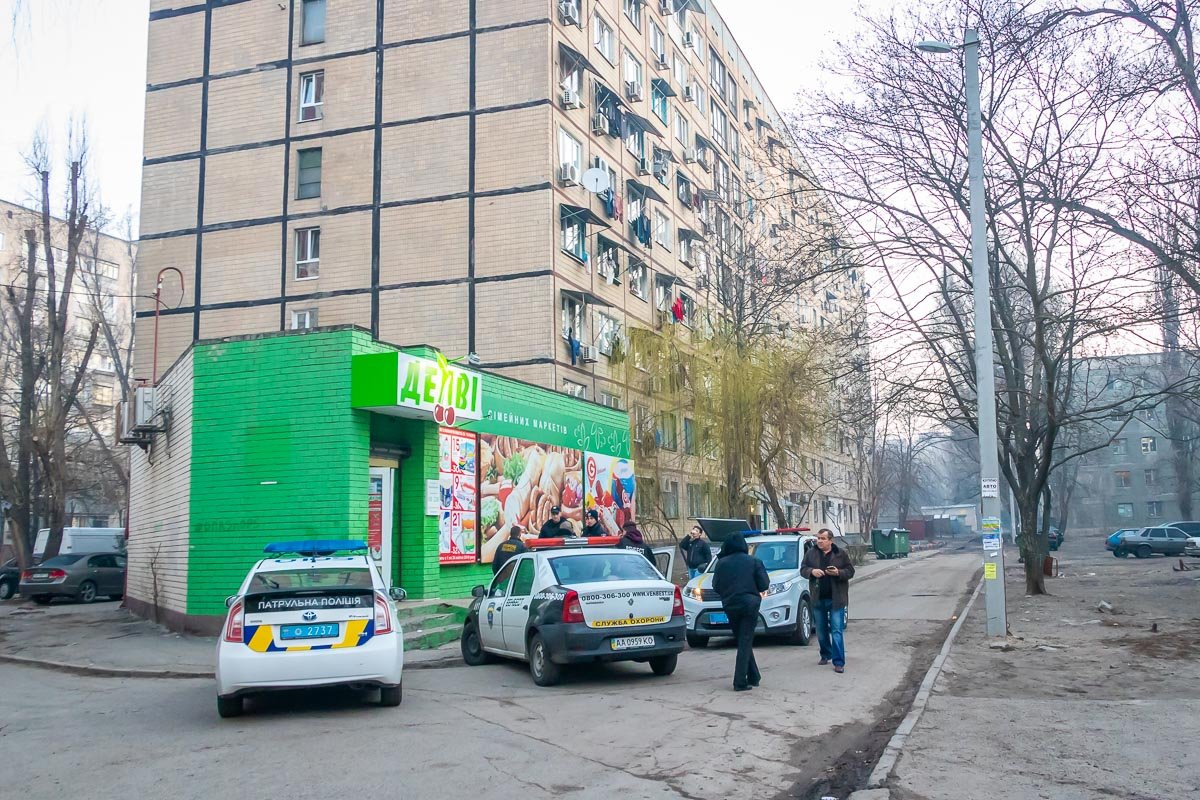 Работает следственно-оперативная группа и патрульные