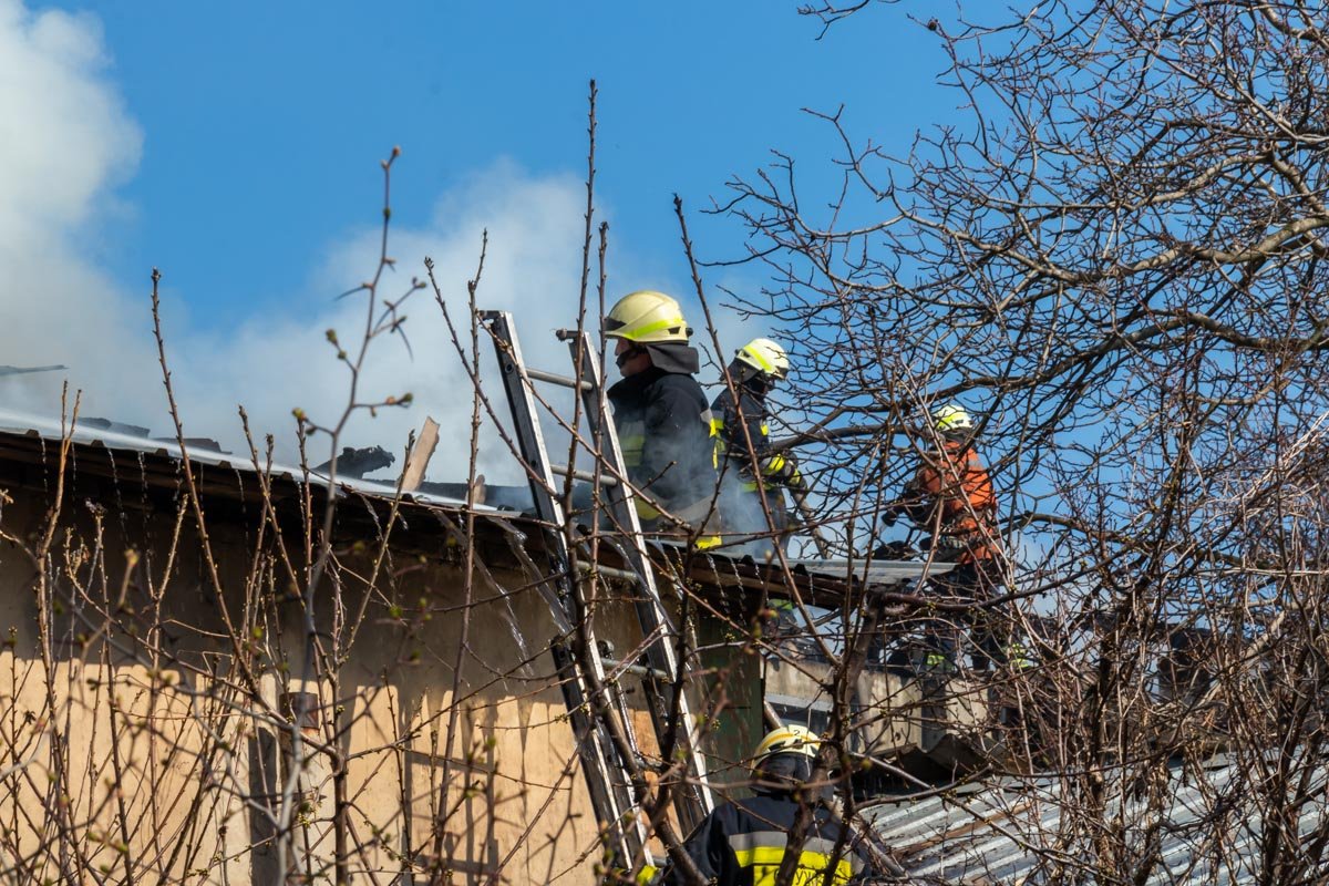 Пожар перекинулся на соседние дома Пожар перекинулся на соседние дома