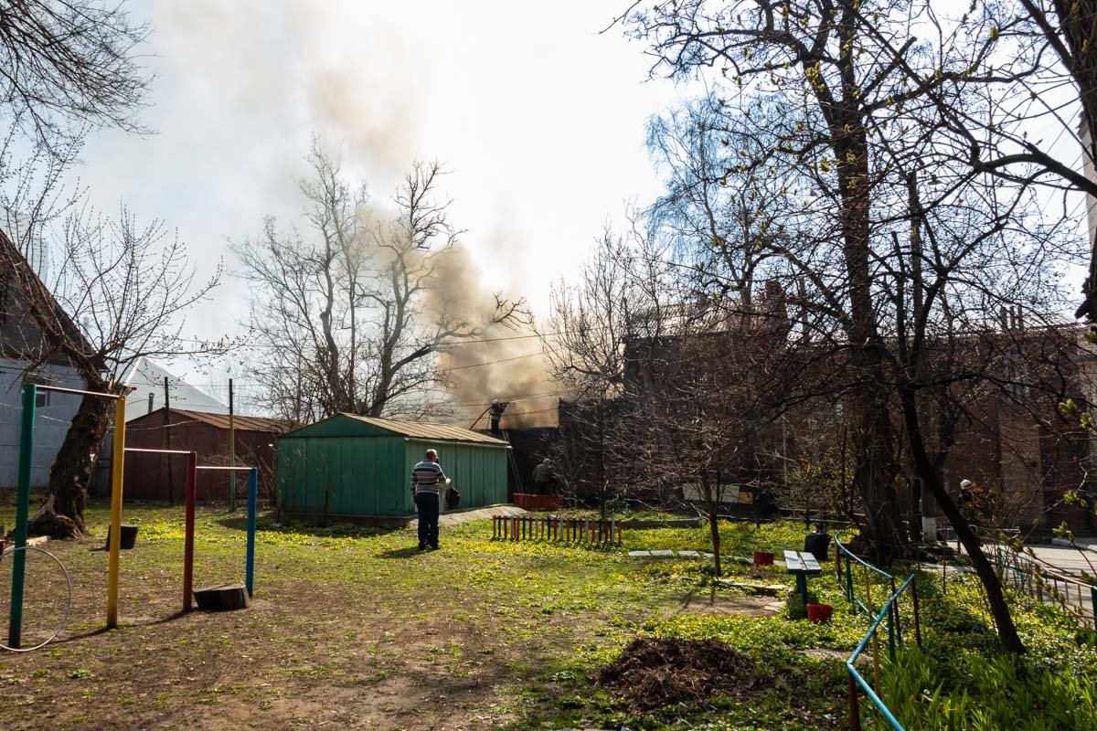 Дым тянет на соседние дома Дым тянет на соседние дома