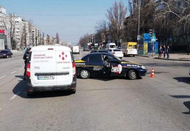 В Днепре столкнулись автомобиль охранной службы с машиной Новой почты: ищут свидетелей